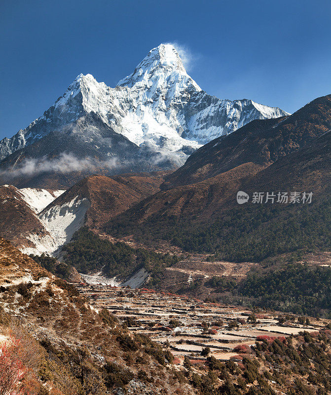阿玛达布兰山和邦波切村的景色