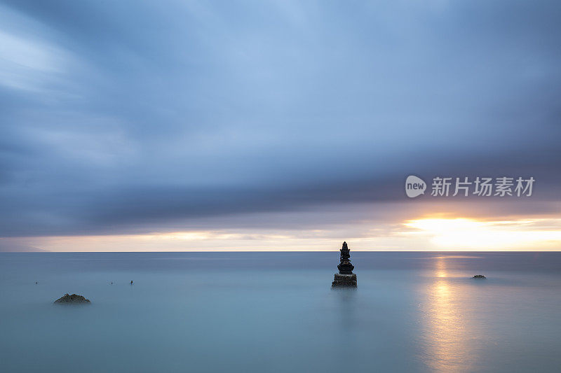 巴厘岛日出，印度教祭坛和海上的岩石