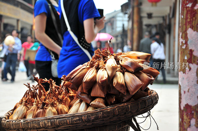 在中国旅游目的地出售的用玉米叶包裹的蒸玉米饼