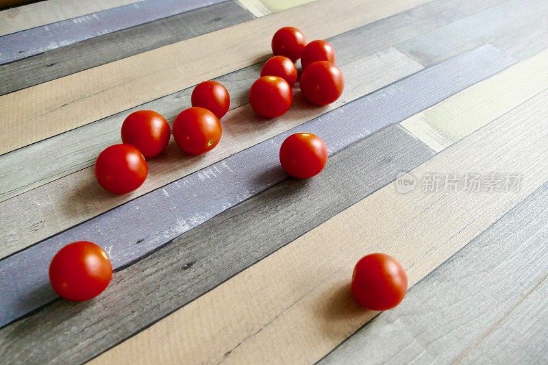 自家种的西红柿放在木桌上