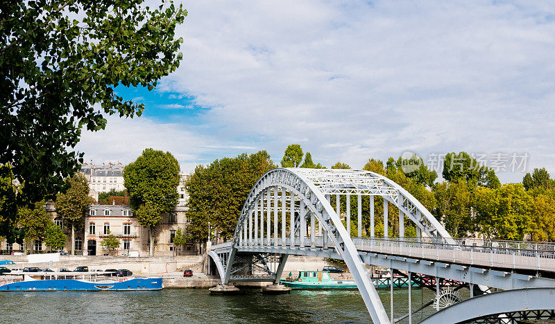 巴黎市中心的人行天桥