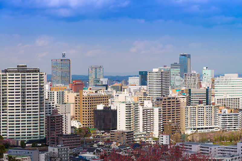 宫城的城市景观，城市空中摩天大楼的办公楼和sendia市中心与蓝天背景。日本、亚洲