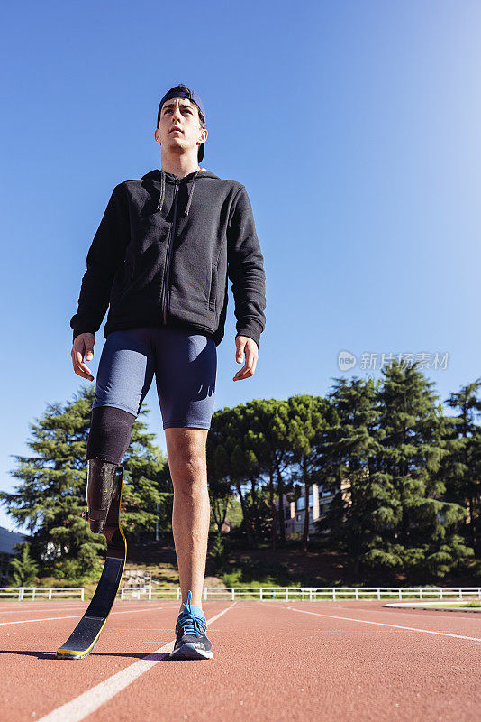 残疾人运动员的肖像与腿假肢。