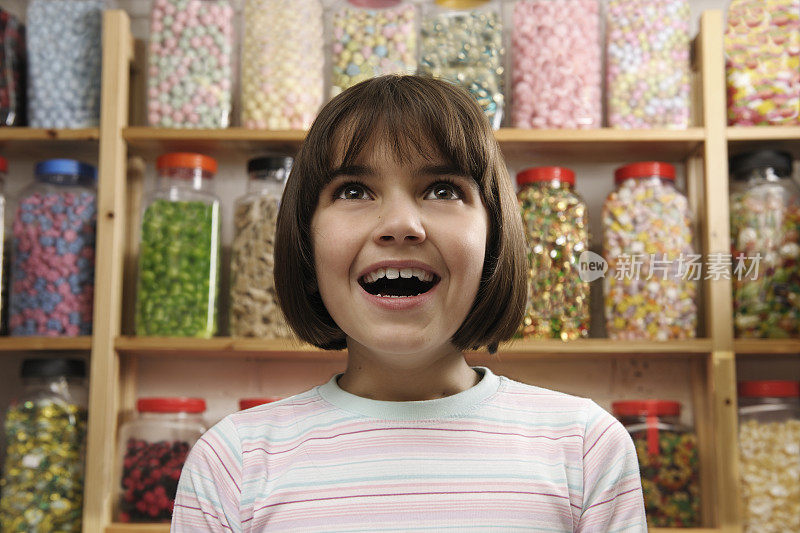 糖果店里兴奋的孩子