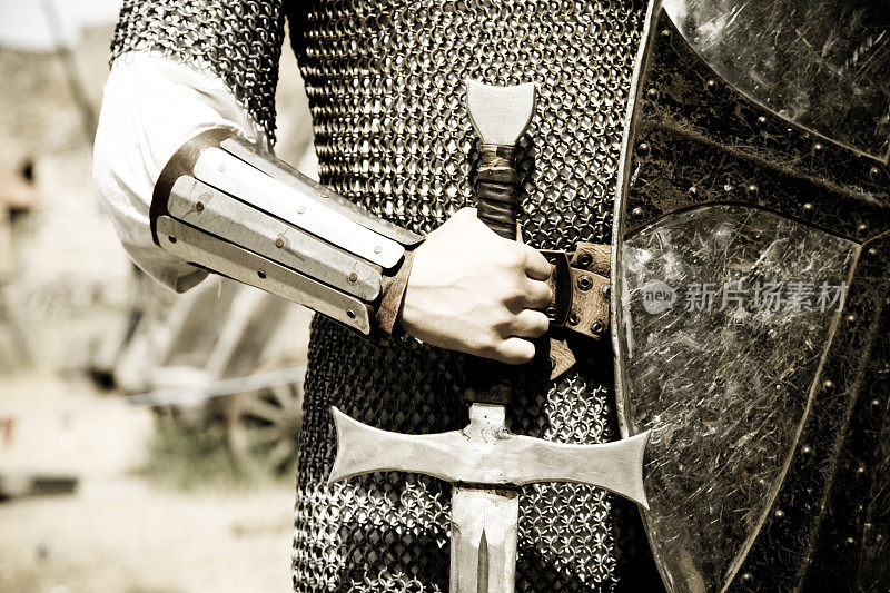 穿着盔甲，手持中世纪剑的男人