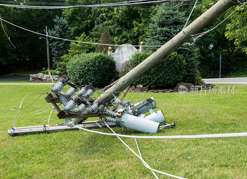 风暴过后，电线杆和电线折断倒塌