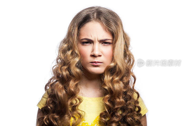 肖像，愤怒的女孩波浪发型和黄色t恤。