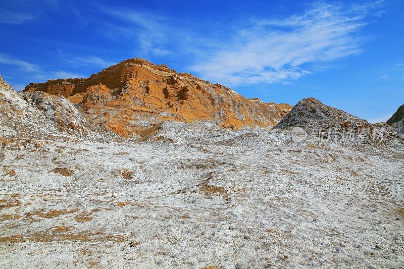阿塔卡马沙漠月亮谷与白色的盐-月亮和死亡谷-在金色的日落，奇异的火山和田园般的阿塔卡马沙漠，火山景观全景-智利