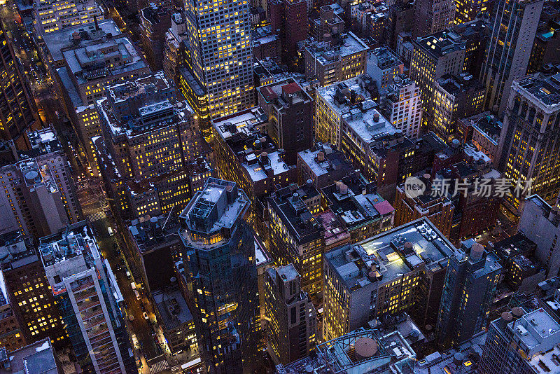 鸟瞰图曼哈顿天际线在黄昏通过直升飞机在纽约市，纽约，美国