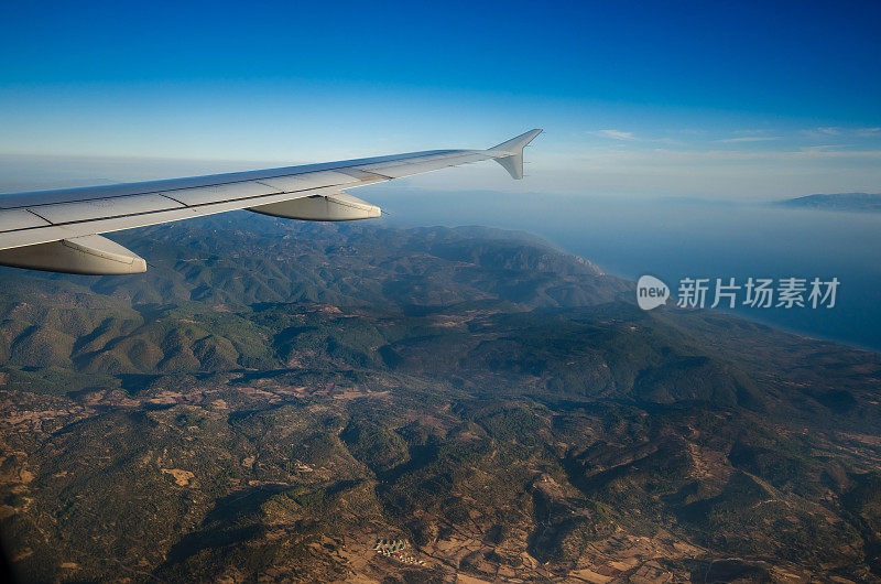 从飞机窗口可以看到美丽的天空、爱琴海和勒斯沃斯岛。