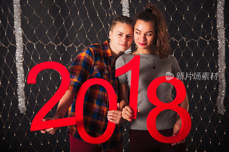 年轻兴奋的朋友们欢迎新的2018