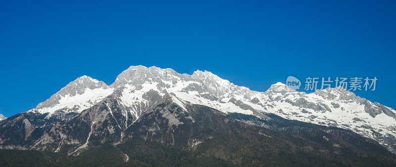 玉龙雪山景观位于中国云南。