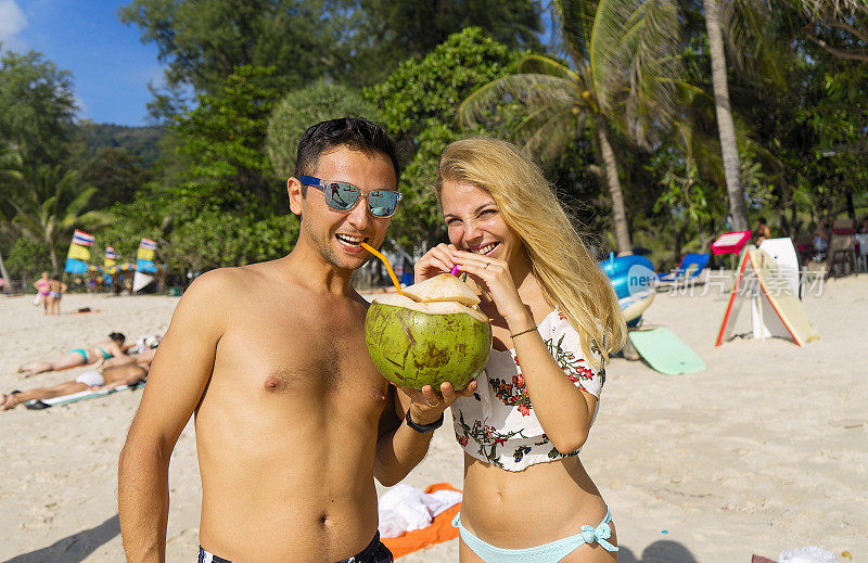 有魅力的男人和喝椰子的女人