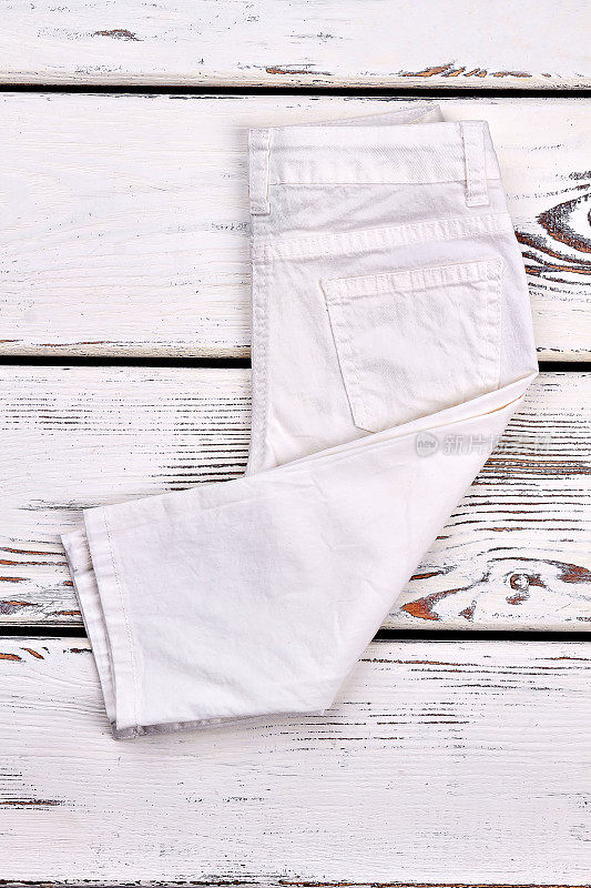 折叠的白色儿童裤。