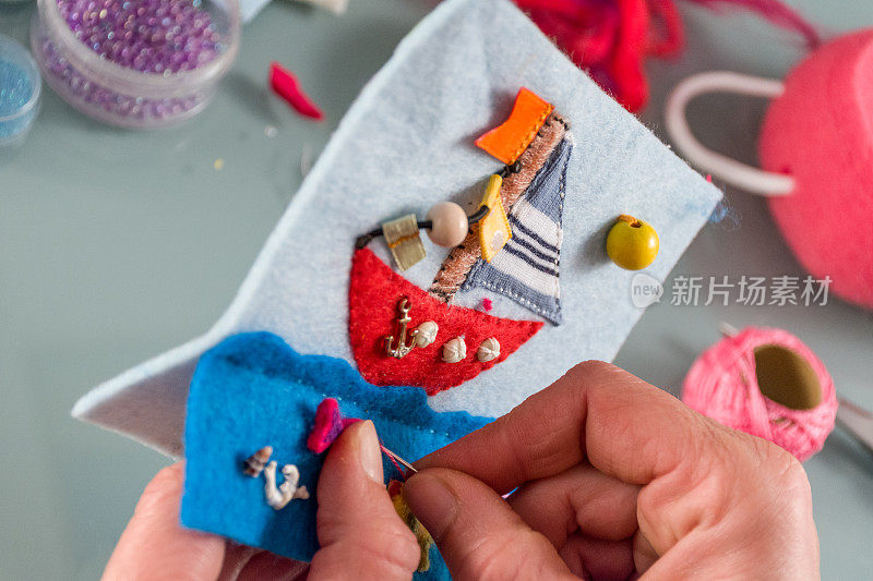 年轻女子手缝毡玩具箱