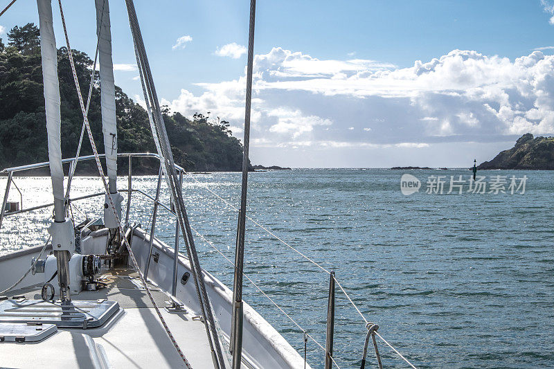 帆船游艇驶出图图卡卡港之间的岩石和航行航道标志，新西兰，北国