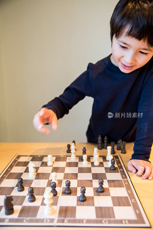 小男孩在下棋