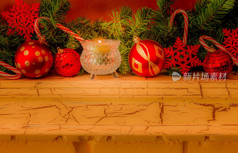 有花环、蜡烛、红色装饰品和糖果手杖的圣诞壁炉(P)
