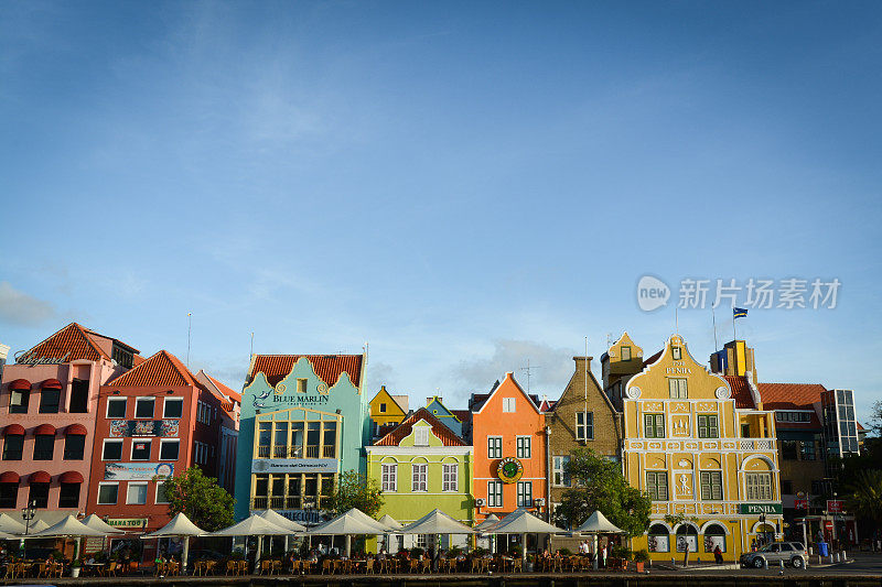 库拉索岛历史悠久的海滨城市Willemstad上五颜六色的殖民建筑