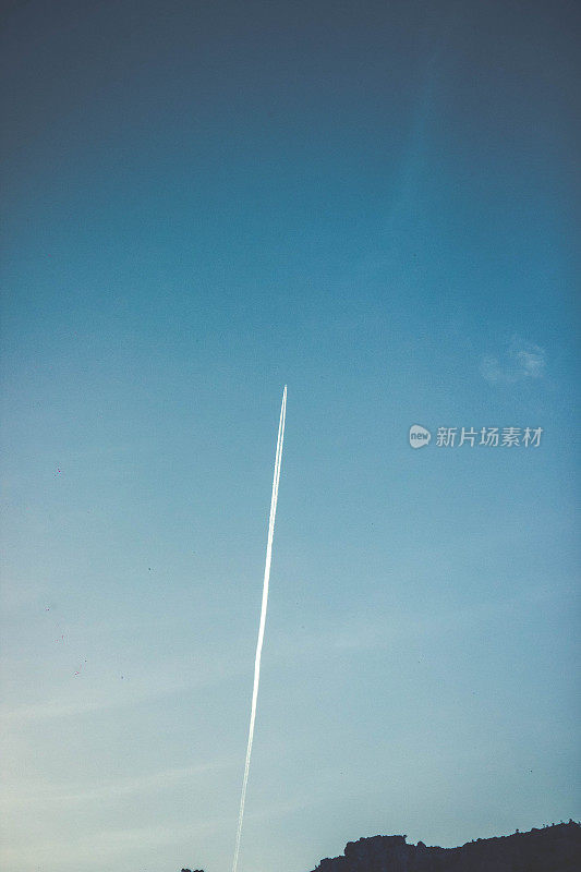 飞机在天空中的痕迹