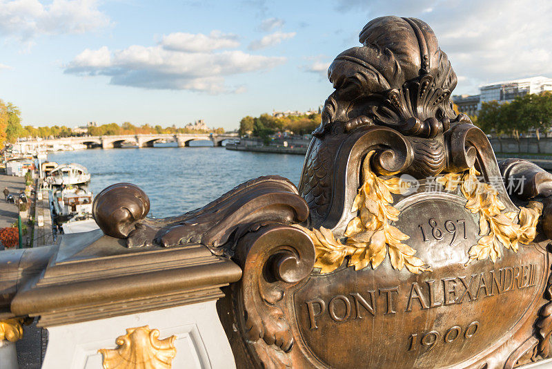 亚历山大桥是巴黎的第三座桥，位于塞纳河上，桥上有船只