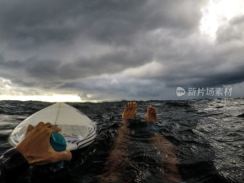 冲浪者漂浮在海洋中