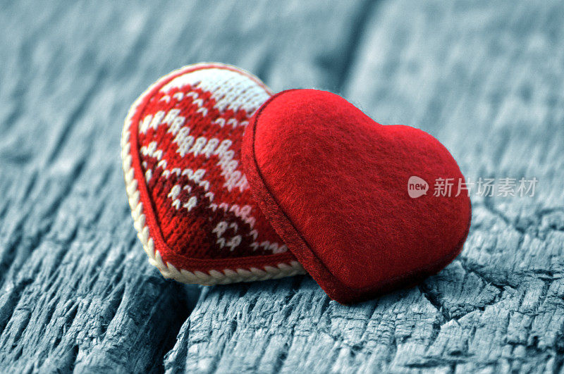 情人节背景:木桌上的两颗红心