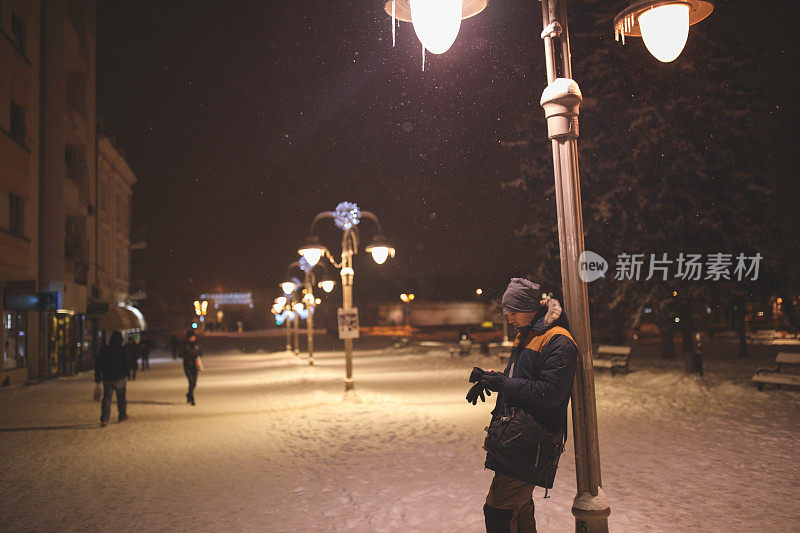 男人在下雪的冬夜