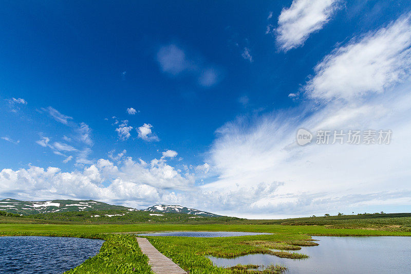 雨竜沼湿原と残雪の暑寒別岳