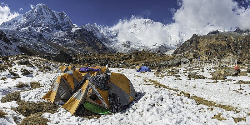 尼泊尔安娜普纳喜马拉雅山脉下的营地为登山者提供帐篷