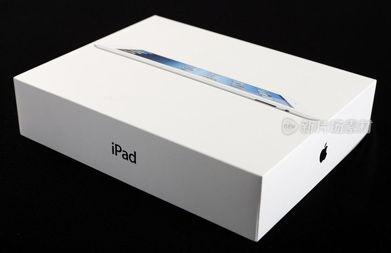 苹果iPad包装盒与标志显示在黑色背景