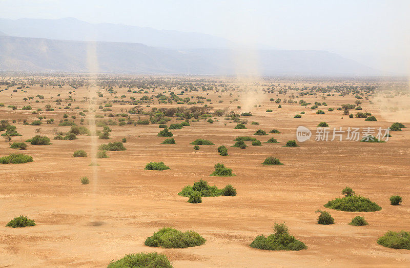 鸟瞰图沙尘暴在Shompole保护区，靠近马加迪湖，肯尼亚