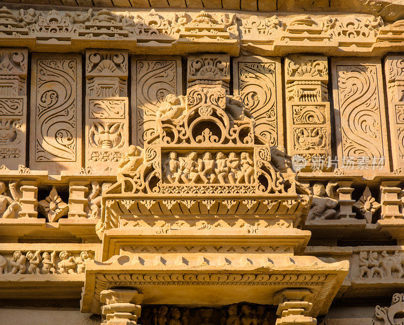 阳光明媚的日子里，卡朱拉霍西部寺庙群的拉克什曼寺庙