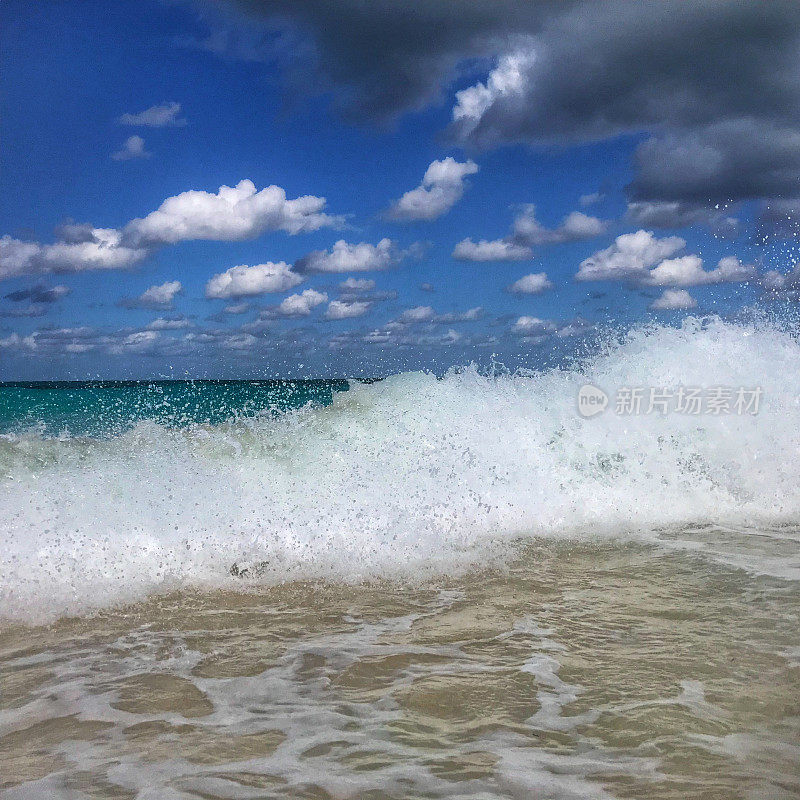 大西洋的海浪，就像在天堂岛，巴哈马看到的。