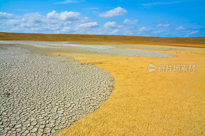 泥火山谷中干裂的土壤