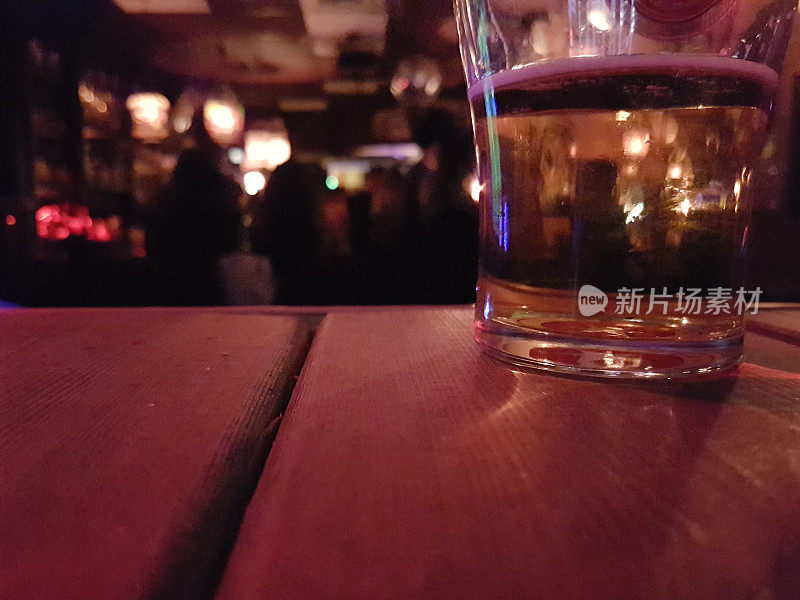 在黑暗的酒吧里喝啤酒