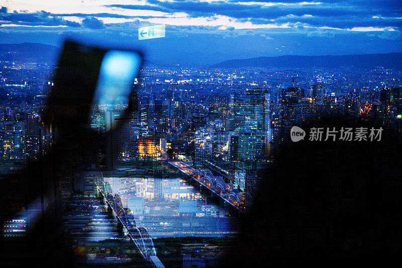 游客用手机拍摄的日本大阪的城市景观