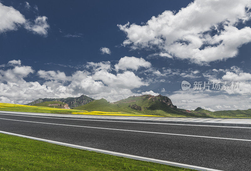 空的公路穿越山脉