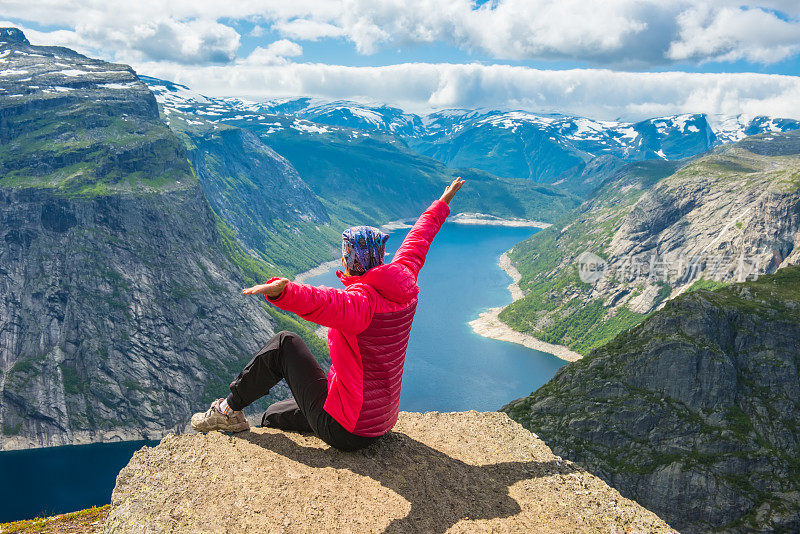 运动女人在挪威巨魔通加摆姿势