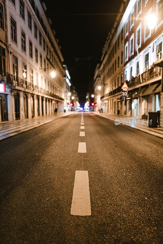 夜晚空荡荡的街道