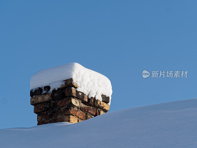 房子的屋顶上覆盖着雪