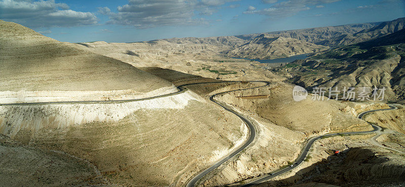 约旦瓦迪·穆吉布水库以北的国王公路全景。
