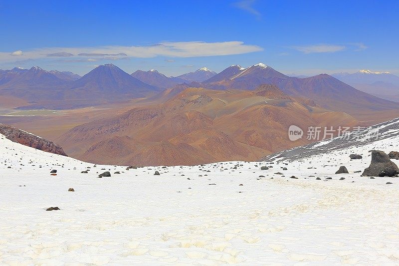 拉古纳莱贾从拉斯卡火山上与地面上的雪-戏剧性的阿塔卡马沙漠高原景观全景，白雪覆盖的火山，田诗化的阿塔卡马沙漠，火山景观全景-圣佩德罗阿塔卡马，智利，Bolívia和阿根廷边境