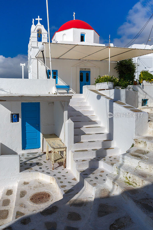 希腊米科诺斯岛上典型的希腊白色教堂