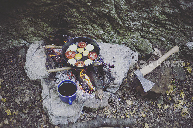 在山中露营准备早餐。