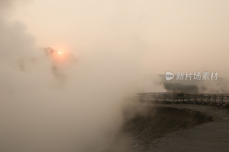 中途间歇泉盆地，日出，Excelsior间歇泉火山口，黄石国家公园，WY