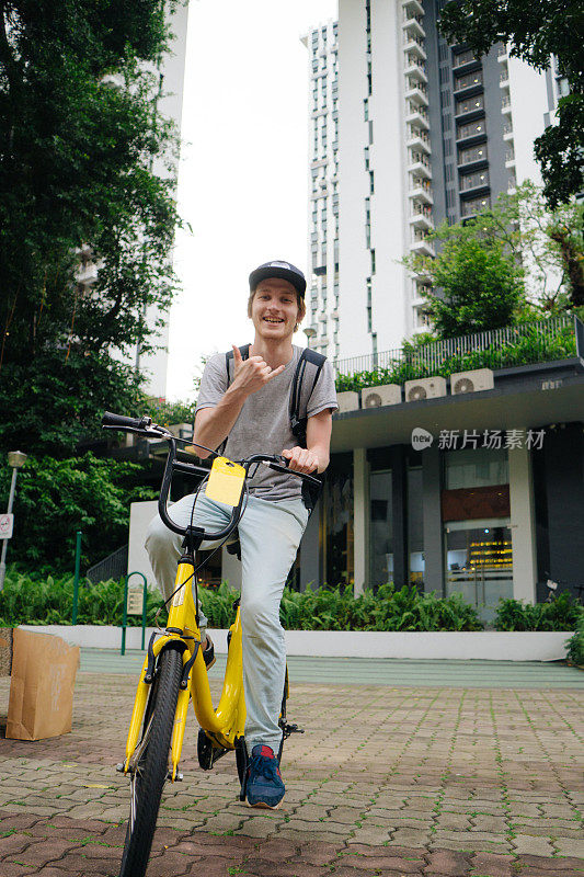 一名男子在新加坡骑自行车