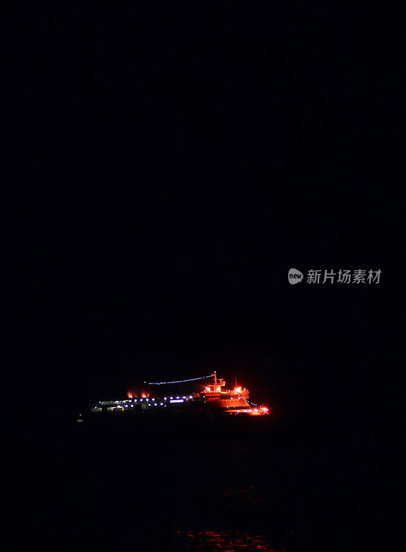 夜间一艘渡船航行的画面