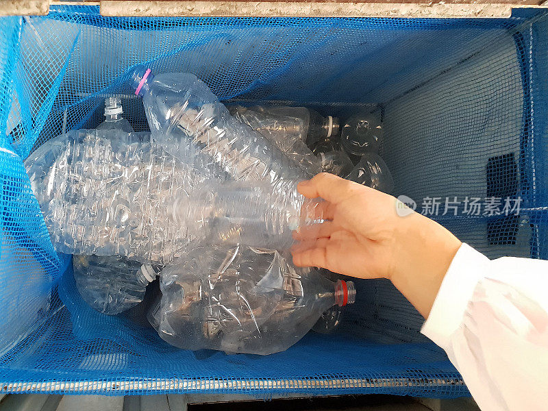 在东京郊区的一家超市，把塑料瓶扔进专门的回收箱。