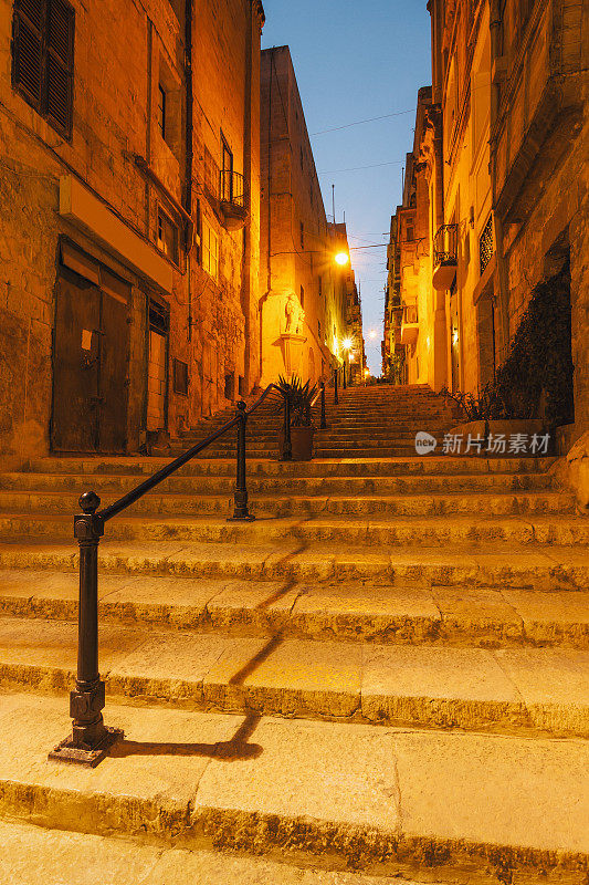 马耳他瓦莱塔市夜间的楼梯